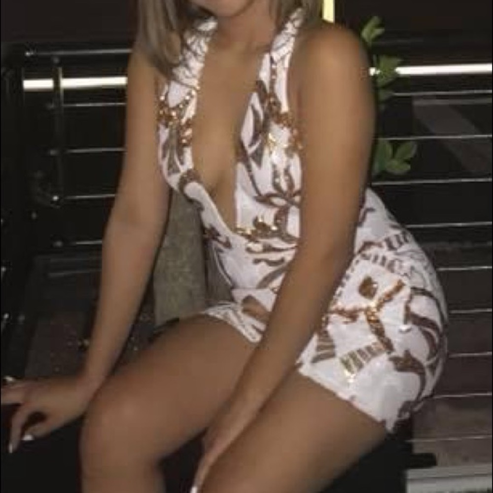 V NECK BACKLESS DRESS